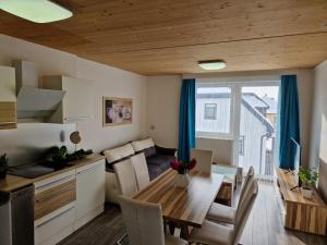 eine Küche und ein Esszimmer mit einem Tisch und Stühlen in der Unterkunft Apartment St. Pölten in Sankt Pölten