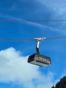 a sign hanging from a ski lift at Sonnige Panorama Aussicht bei Davos Lenzerheide in Schmitten