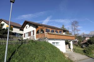 una casa sentada en la cima de una colina en Cozy Corner - CharmingStay, en Flumserberg