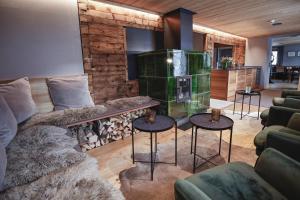 sala de estar con sofá y chimenea en Chalet Sonnblick, en Stuben am Arlberg