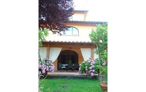 una casa con flores púrpuras en el patio en B&B Podere di Sotto, en Montelupo Fiorentino