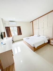 um quarto com uma cama grande num quarto em Pillow Guest House em Balikpapan