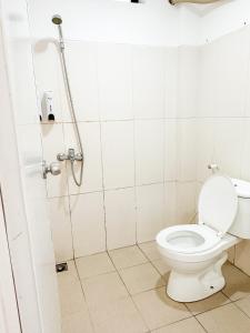 łazienka z toaletą i prysznicem w obiekcie Pillow Guest House w mieście Balikpapan