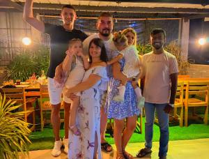 un grupo de personas posando para una foto en Nirosha Guest House en Galle