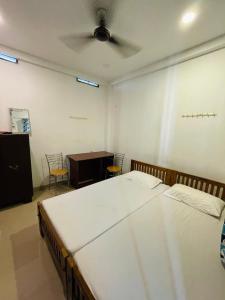 Postel nebo postele na pokoji v ubytování OMAR RESIDENCY