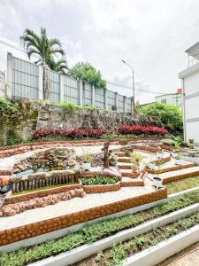 a garden in front of a building at Pillow Guest House in Balikpapan