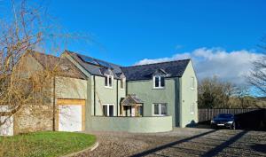 een huis met een auto ervoor geparkeerd bij Willow Lodge, Wolfscastle in Haverfordwest