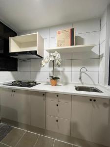 Η κουζίνα ή μικρή κουζίνα στο Homestay Nabiha Suites Vista Bangi UKM