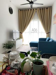 una sala de estar con una mesa con plantas. en SUWAN Guesthouse A06 - 2BR Apartment with Pool Near UKM, en Kajang