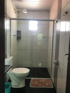 Casas do Rodrigo في سانتانا دي رياتشو: حمام مع مرحاض ودش زجاجي