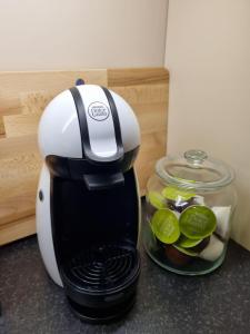 une cafetière noire et blanche assise sur un comptoir dans l'établissement Willow Lodge, Wolfscastle, à Haverfordwest