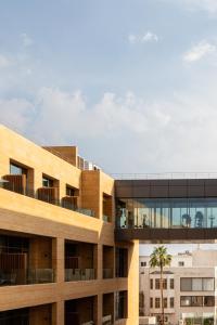 Elle offre une vue sur l'extérieur d'un bâtiment doté d'un balcon. dans l'établissement SHIRVAN Hotel City Yard Jeddah, à Djeddah