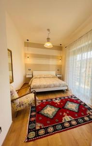 um quarto com uma cama e um tapete no chão em Appartamento Gemma em Pietrasanta