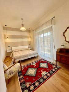 um quarto com uma cama e um tapete vermelho em Appartamento Gemma em Pietrasanta