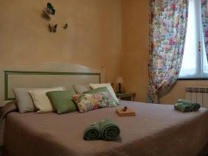 - une chambre avec un grand lit, des oreillers et une fenêtre dans l'établissement Affittacamere Da Carla, à Bonassola