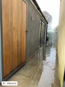 eine Tür zu einem Gebäude mit Wasser auf dem Boden in der Unterkunft CF14 in Cardiff