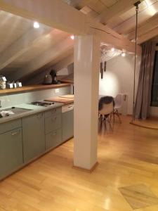 a large kitchen with a stove and a table at Chiemgau-LOFT zwischen Seenzauber und Gipfelglück in Riedering