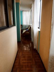 Un pasillo de una habitación con un pasillo en Bonito Departamento Sur de Quito, en Quito