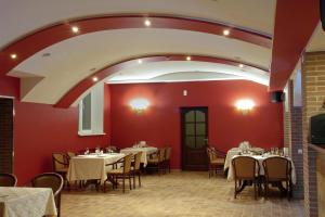 Reštaurácia alebo iné gastronomické zariadenie v ubytovaní Optima Deluxe Kryvyi Rih