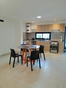 cocina con mesa y sillas en una habitación en LAYUN.ALOJAMIENTO en San Salvador de Jujuy