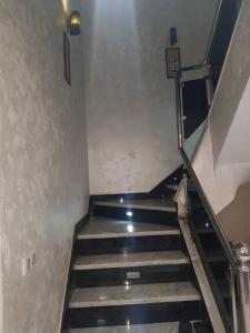 una escalera en un edificio con escalera en Super Chalet à Imouzzer kendar. en Imouzzer du Kandar