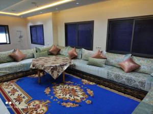 sala de estar con sofá y mesa en Super Chalet à Imouzzer kendar., en Imouzzer Kandar