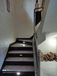 a set of stairs in a room with a stair case at Super Chalet à Imouzzer kendar. in Imouzzer Kandar