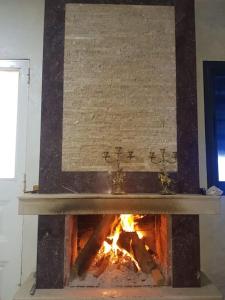 un horno de ladrillo con un fuego dentro de él en Super Chalet à Imouzzer kendar., en Imouzzer Kandar