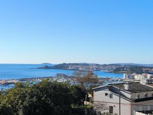widok na miasto i ocean z budynkami w obiekcie Apartamento en sanxenxo duplex w mieście Sanxenxo +4 zdjęcia