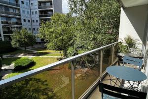 d'un balcon avec une table bleue et une chaise. dans l'établissement Spacieux studio sur jardin, beaucoup de charme, à Boulogne-Billancourt