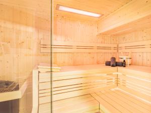 een houten sauna met een glazen wand bij FeWo Prora - Sunny in Binz