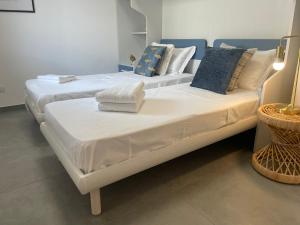 deux lits côte à côte dans une pièce dans l'établissement Residence Eucalyptus-San Remo-Free Parking, à Sanremo 13 autres photos