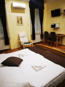 1 dormitorio con 1 cama, mesa y sillas en Baross-hat 5 en Szolnok