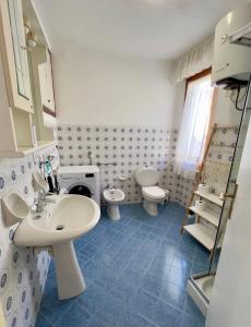 カンポ・ネッレルバにあるAppartamenti Via Roma 41のバスルーム(トイレ2つ、シンク付)