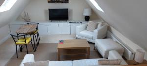 sala de estar con sofá y TV en Misty Bay - Kenmare, en Kenmare
