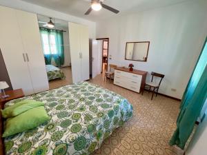 - une chambre avec un lit, un bureau et un miroir dans l'établissement Appartamenti Via Roma 41, à Campo nell'Elba