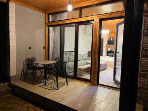 um quarto com uma mesa e cadeiras e um quarto em Апартаменти Dream em Sarnitsa