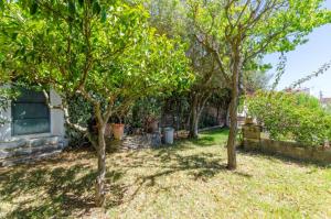 Κήπος έξω από το Fabulous country house with pool