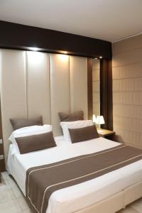 Postel nebo postele na pokoji v ubytování Hotel Lafayette