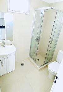 une salle de bain avec douche et toilettes dans l'établissement Apart Center Madryn, à Puerto Madryn