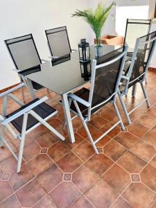einen Esstisch und Stühle auf einem Fliesenboden in der Unterkunft Villa Rangel in Olivenza