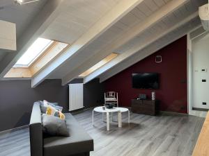 ein Wohnzimmer mit einem Sofa und einem TV in der Unterkunft Family Inn in San Maurizio Canavese