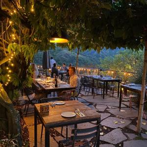 un grupo de personas sentadas en mesas en un restaurante en Casa Fluò Relais, en Bolonia