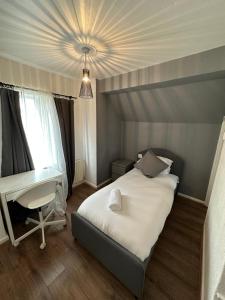A bed or beds in a room at Lovely Spacious 3 bedrooms house