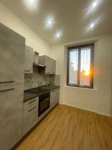 eine Küche mit Küchengeräten aus Edelstahl und einem Fenster in der Unterkunft Monolocale open space in Legnano