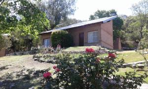 拉庫布蕾的住宿－Los Cerezos，前面有鲜花的小房子