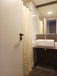 uma casa de banho com um lavatório e uma cortina de chuveiro em Apartamento a estrenar en Punta Carretas em Montevidéu