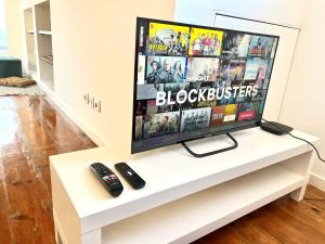 En TV eller et underholdningssystem på City and River Views