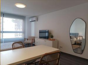 uma sala de estar com uma mesa e um espelho em Apartamento a estrenar en Punta Carretas em Montevidéu