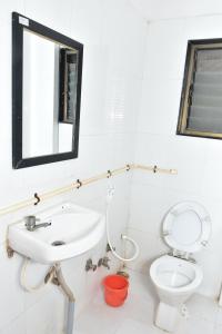 Koupelna v ubytování Hotel sai dhyan